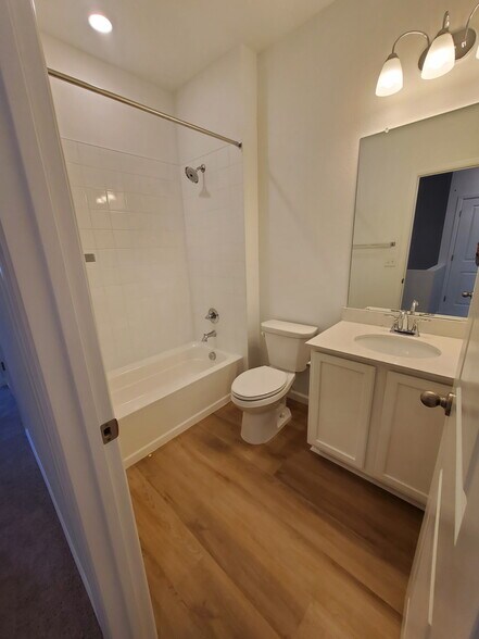 2bathroom - 2435 Vanhoutte Vw