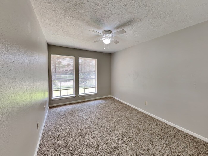 Building Photo - 2419 Sherwood Hollow Ln