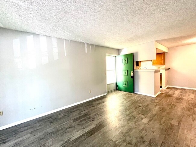 Building Photo - 2-Bedroom in Woodside Condos