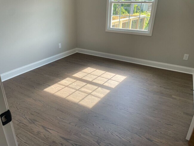 Building Photo - Beautiful Renovated 4 Bedroom Home For Rent With a Large Bonus Room!