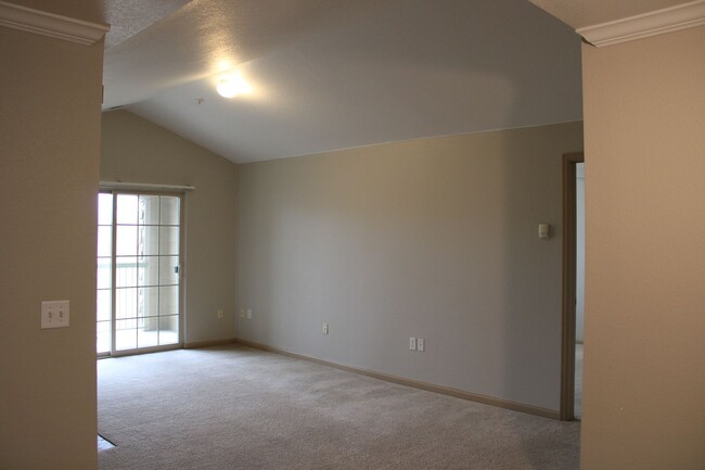 Building Photo - Lovely 2 Bedroom Condo