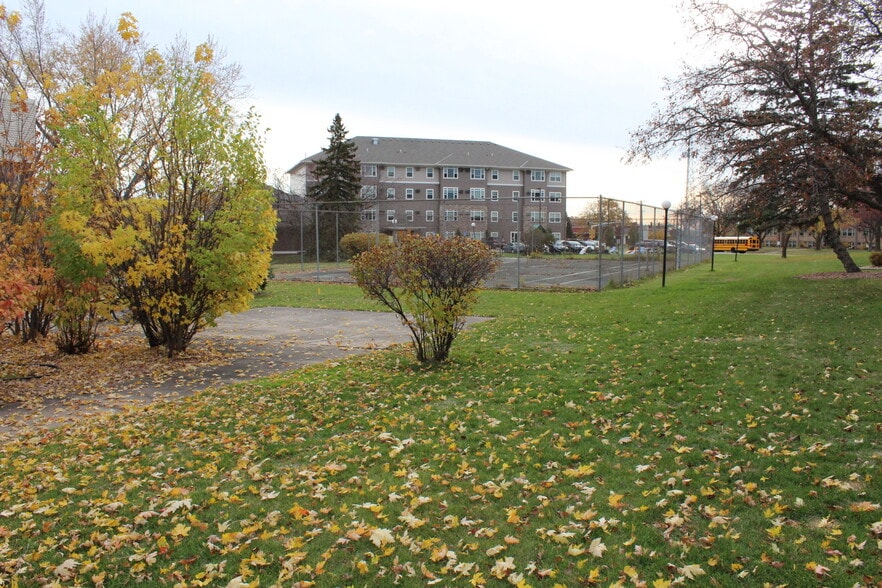Tennis Courts and Courtyard - 2800 Hillsboro Ave N