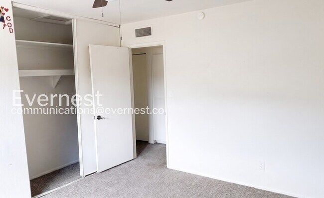 Building Photo - 3Bed/2Bath with Fenced Yard/ Available Now!