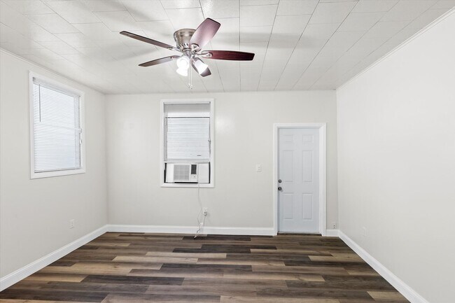 Building Photo - Newly Renovated Studio