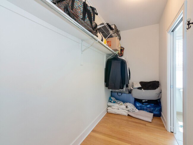 walking closet - 33242 Slocum Dr