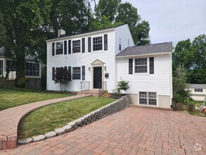 Building Photo - 165 E Glenwood Dr