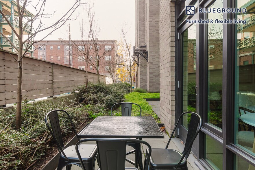 Building Photo - 624 Yale Ave N