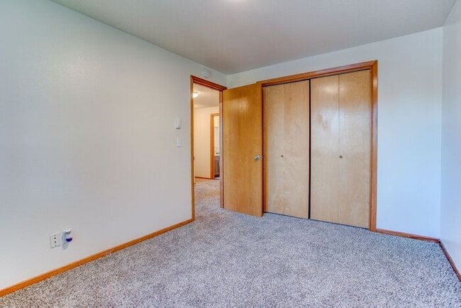 Building Photo - Spacious 3 bedroom 1.5 bath townhome Hillsboro!