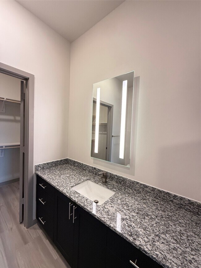 Building Photo - 11604 Stonehollow Dr