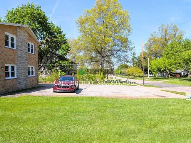 Building Photo - 614 Highland Dr
