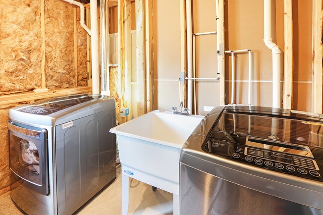 Building Photo - 935 Calvary Ave NW