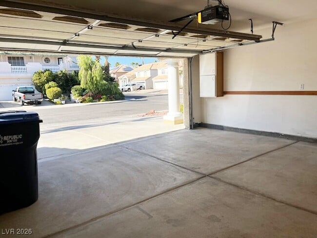 Building Photo - 16 Oak Hollow Ct