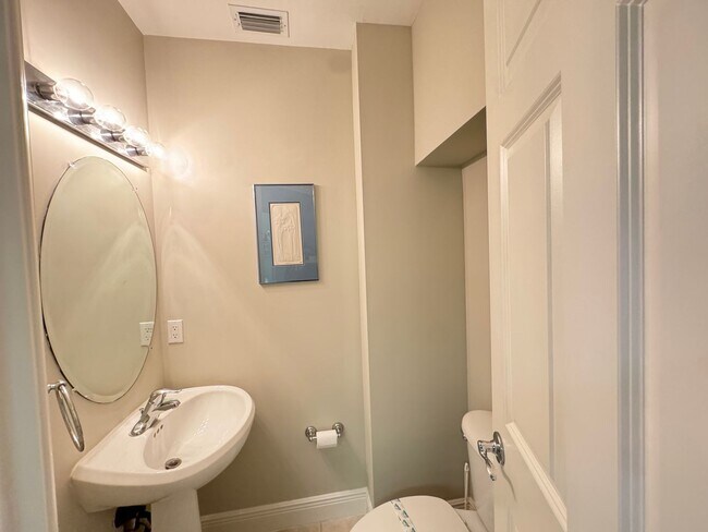 Building Photo - Newly Renovated & Available Now - Furnishe...