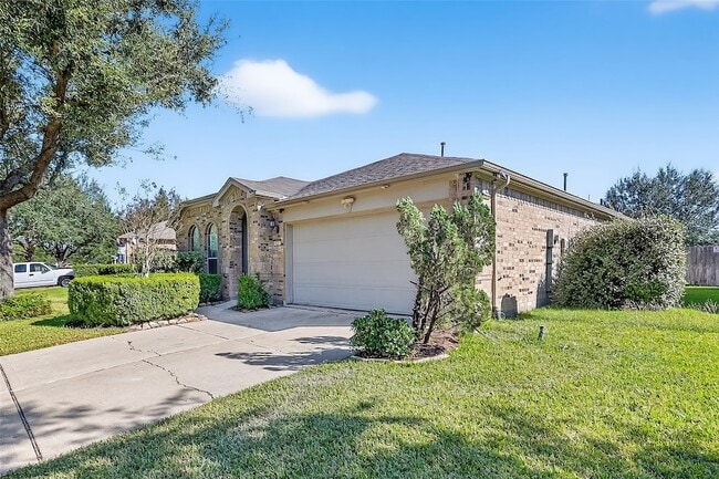 Building Photo - 827 Honeysuckle Vine Dr