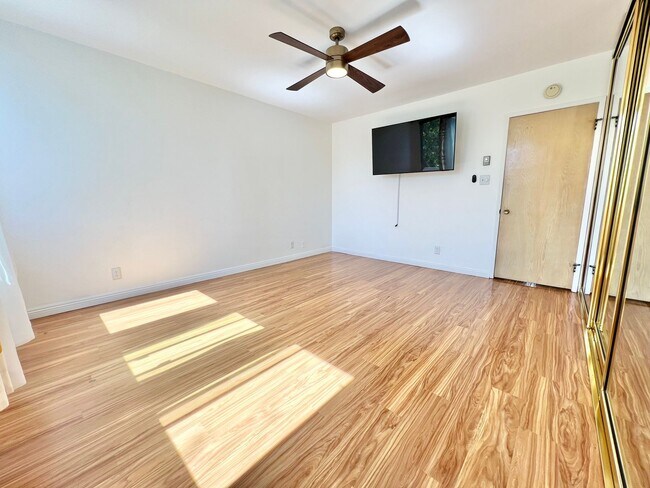 Building Photo - Charming 1BD + Den Condo in Bluff Park – Secured Parking & Prime Coastal Location