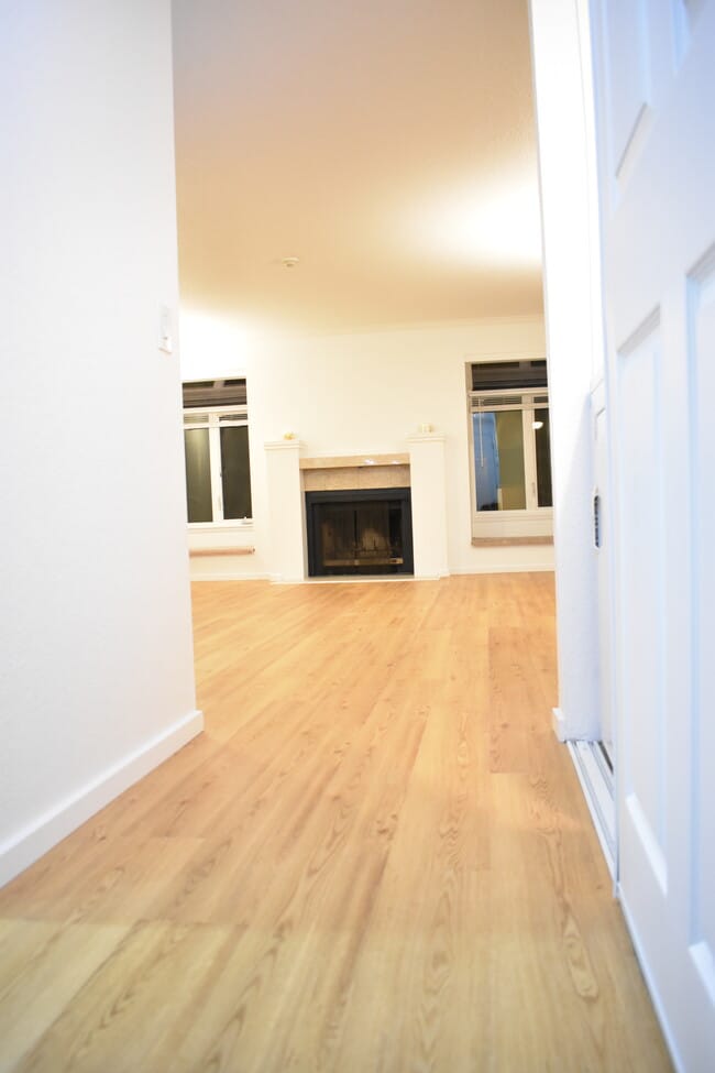 Building Photo - 7378 W Lake Sammamish Pky NE