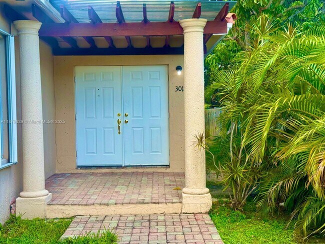 Building Photo - 3019 SW 23rd St