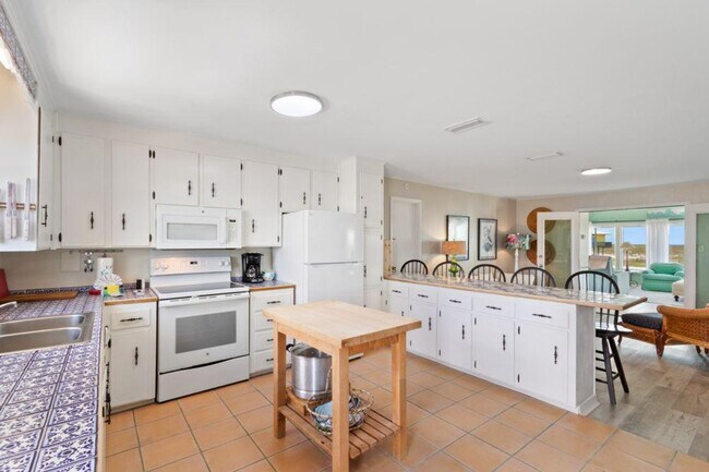 Building Photo - 2928 W Beach Blvd