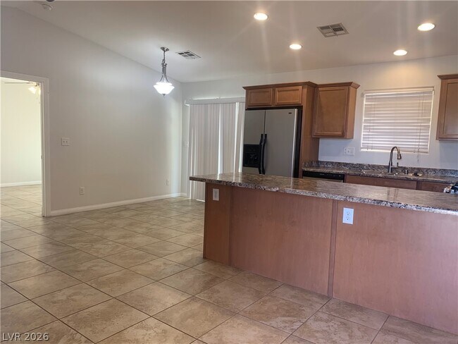 Building Photo - 548 Zuber Ave