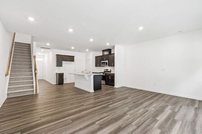 Building Photo - Updated 3BR Townhome with Pool and Spaciou...