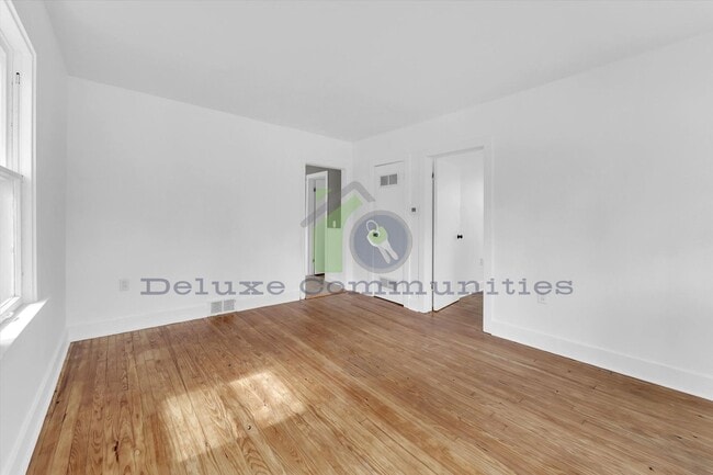 Building Photo - Rare 1-Bedroom Full Home – Big Kitchen, Ha...