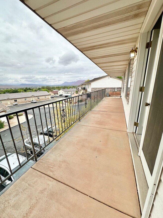 Building Photo - 4 bedrooms plus 2 additional areas. Price Reduced!!