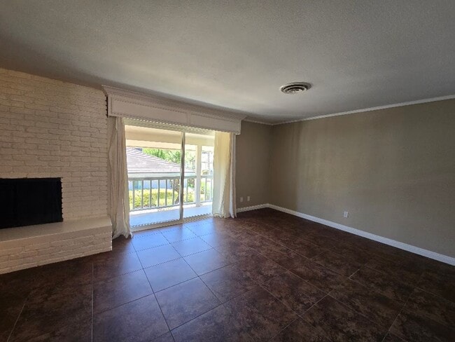 Building Photo - A Fabulous 3 Bedroom Townhome Centrally located.
