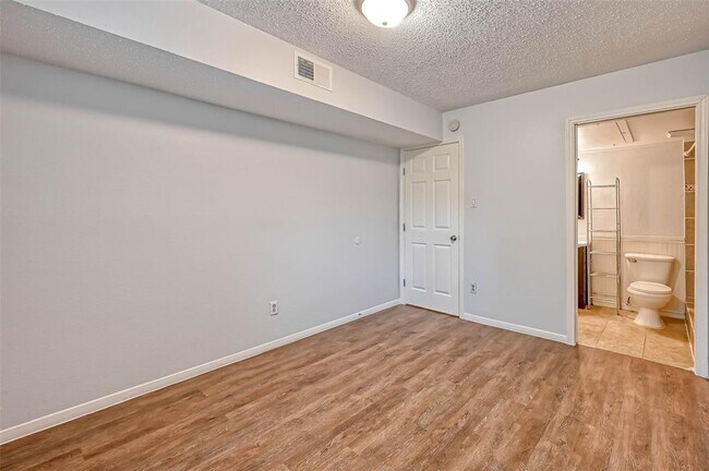 Building Photo - 8277 Kingsbrook Rd