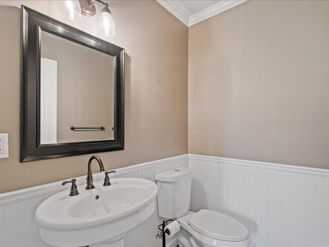 Building Photo - 910 Villa Chanticleer Rd