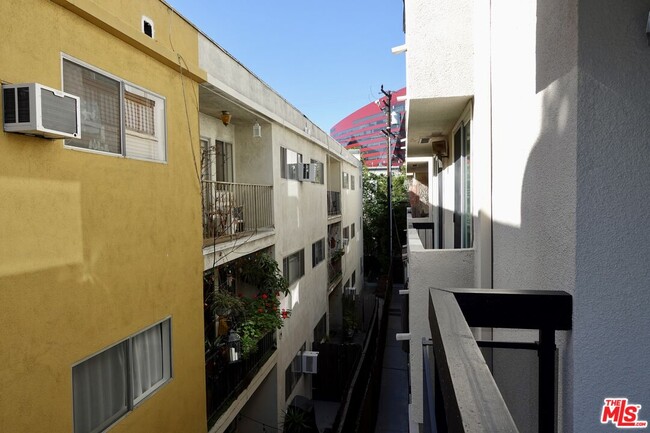 Building Photo - 723 Westmount Dr