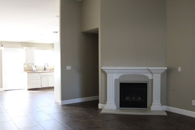 Building Photo - Large Home for Rent Bakersfield, CA