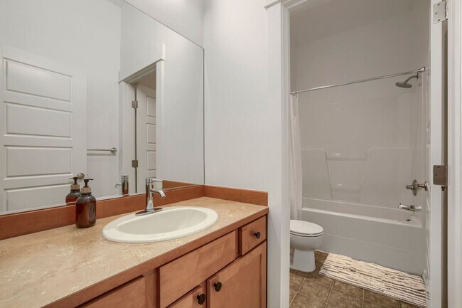 Building Photo - 5bd/3.5ba Bellevue Hoome