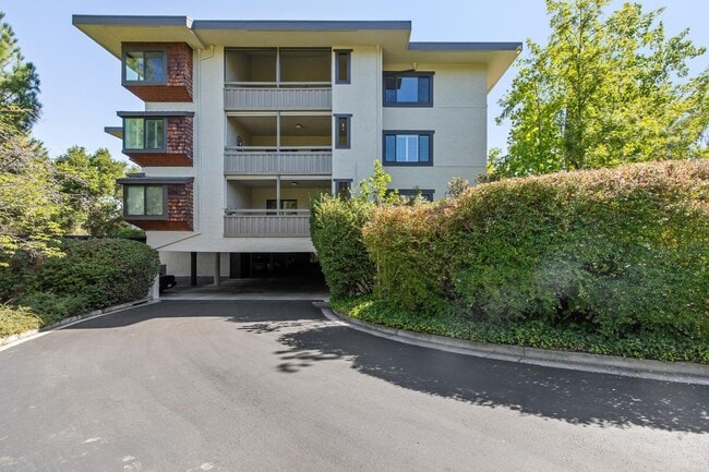 Building Photo - Elegant 2BR Condo with Golf Course Views i...