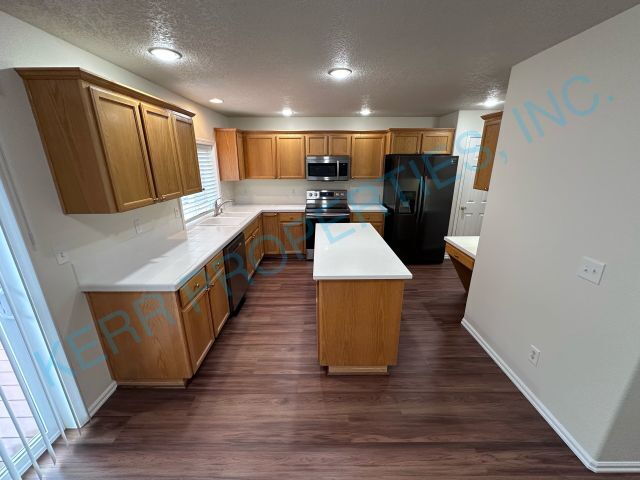 Building Photo - Spacious 4-Bed Oasis with 2.5 Baths in Cla...