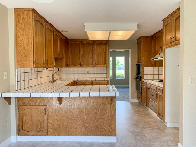 Building Photo - 2 Bedroom / 2.5 Bath Condo in Ridgemark