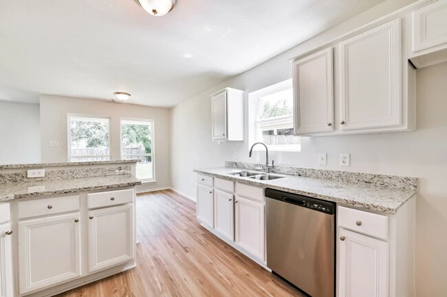 Building Photo - 106 Mango St