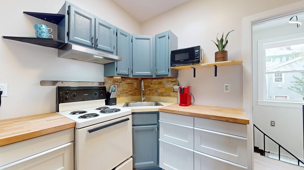 Building Photo - 638 Burgundy St