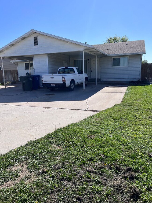 Building Photo - $0 application fee! 2 Bedroom 1 Bathroom D...