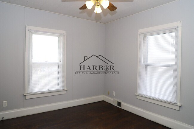 Building Photo - 11th Avenue NE Duplex