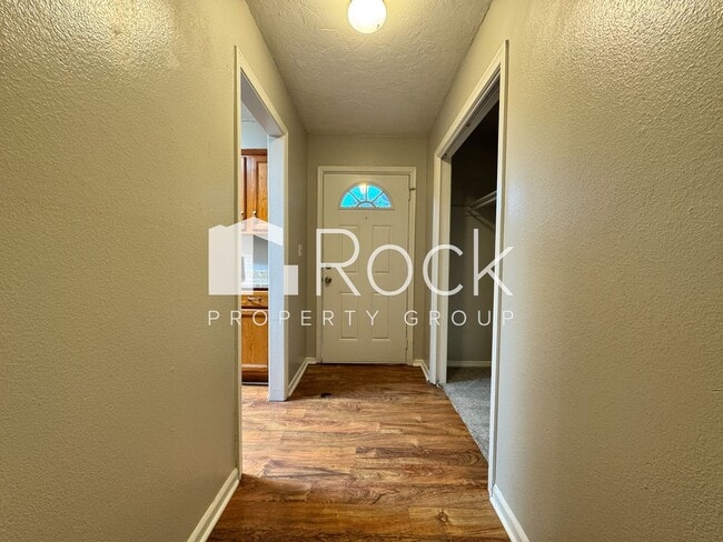 Building Photo - 3 Bedroom Home with Brand New Carpet *$300...