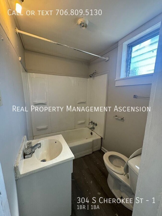 Building Photo - 304 S Cherokee St