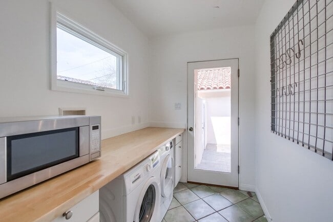 Building Photo - Charming 3 Bedroom Kensington Home