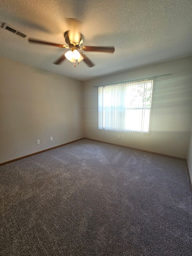 Building Photo - There is a $25 fee per application and eve...