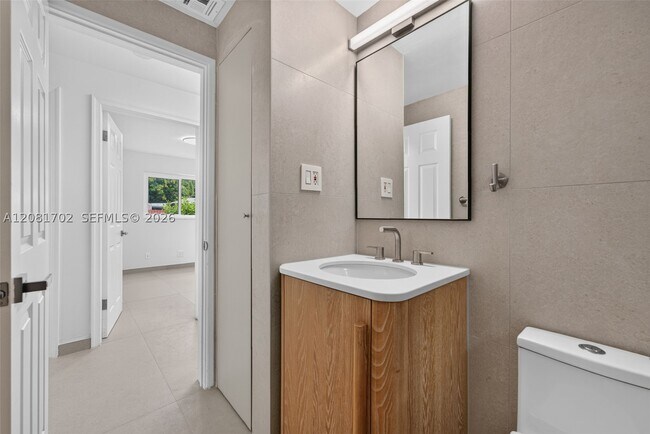 Building Photo - 3036 N 58th Ave
