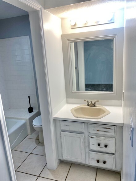 Master Bath - 4613 Porter Ave