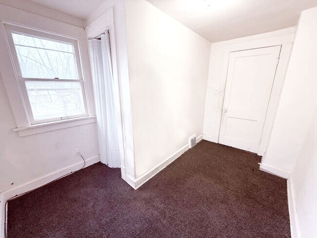 Building Photo - 3-BED, 1 BATH BEAUTIFUL SINGLE- FAMILY HOME IN MAPLE HEIGHTS!