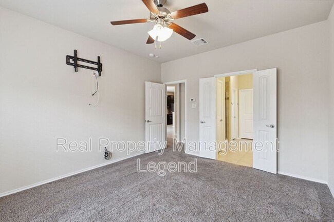 Building Photo - 812 Gray Fox Dr