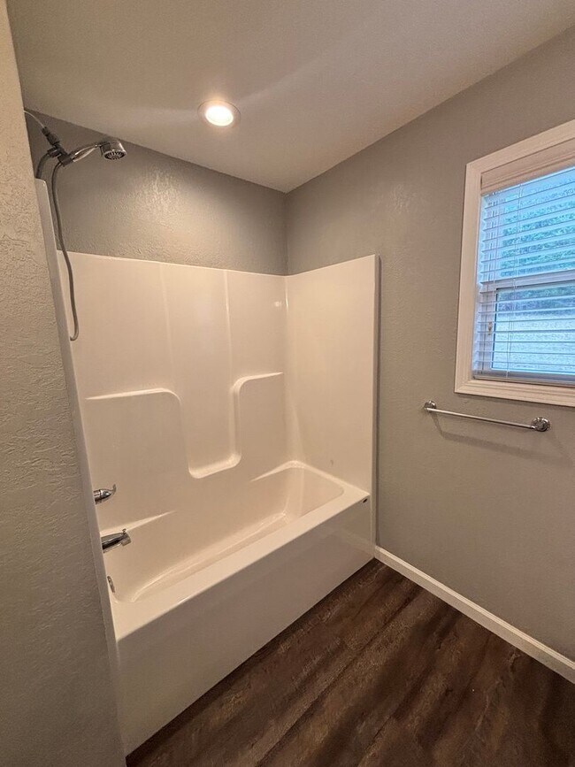 Building Photo - Sevierville 3bd/2.5bth available now!