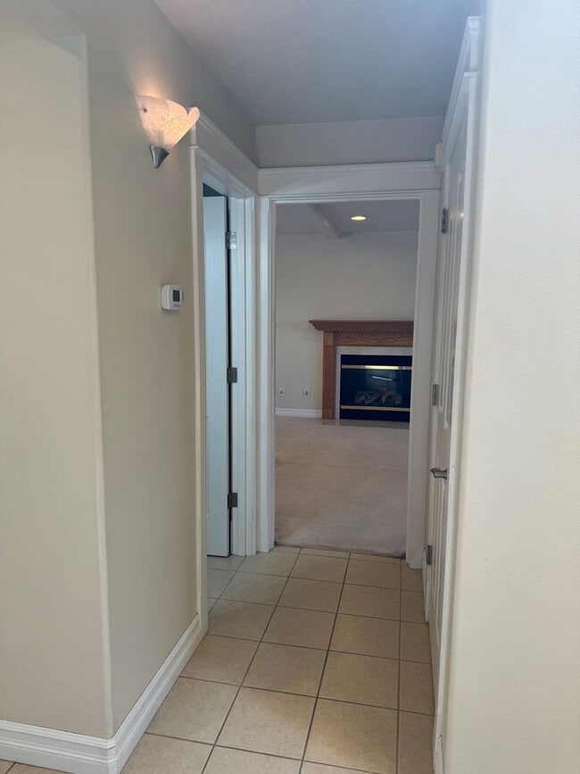 Building Photo - Beautiful large house in the South Hills!  $1,000 OFF YOUR FIRST MONTH'S RENT!