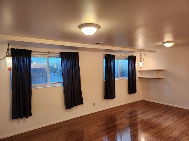 Building Photo - Beautiful 5 Bd 3.5 Ba Home in Holladay